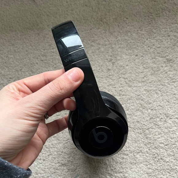 Black Beats Solo3 Wireless Headphones - Picture 2 of 3